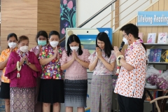 Carrying-on-Songkran-traditions-33
